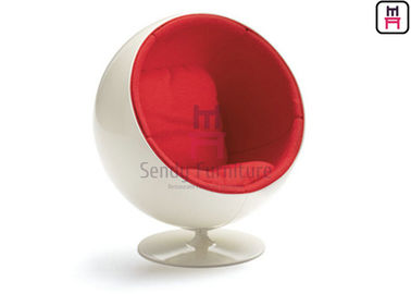 كرسي بيضة من الألياف الزجاجية بلون أحمر ، FD-1409 Eero Aarnio Globe Chair 42 '' 39 '' 48 ''
