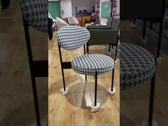 مقاعد غرفة الطعام المعدنية الملونة باللون الأحمر والأسود / مقعد طعام محشو بدون ذراع